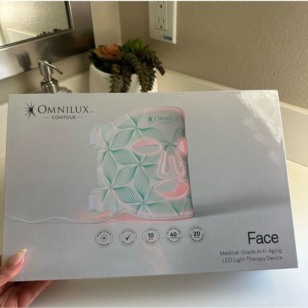 Omnilux Contour Face LED Therapy Device - White and Green